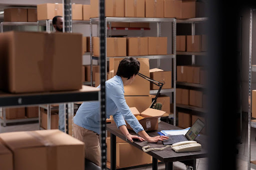 Bien organiser son espace de stockage grâce à des fournitures adaptées